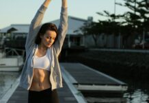 운동 전후 꼭 필요한 스트레칭 방법! woman standing on dock