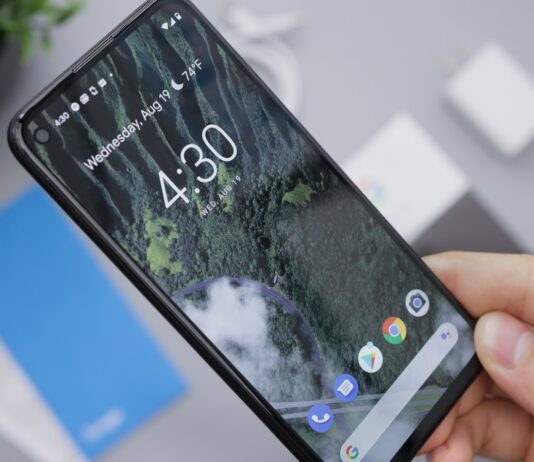 정신 건강 관리가 필수인 스마트폰 시대 person holding black android smartphone