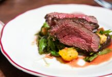 배탈 없이 건강하게, 소화에 좋은 음식들 medium rare sliced steak in white ceramic plate