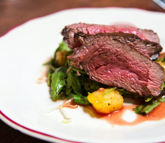 배탈 없이 건강하게, 소화에 좋은 음식들 medium rare sliced steak in white ceramic plate