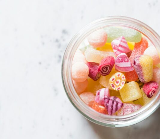 “피부만 봐도 식습관이 보인다”… 당 섭취 줄이면 생기는 진짜 변화 assorted-color candies on container