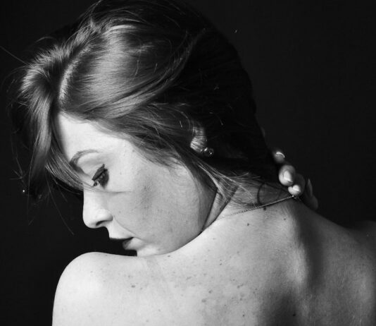 “등에 뾰루지가 나요”… 등드름은 피지보다 ‘마찰과 습기’ 때문입니다 grayscale photo of topless woman