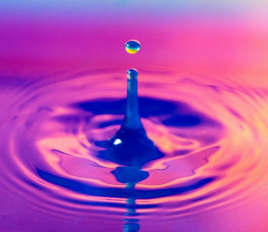 2030세대, 수분 보충도 똑똑하게…‘기능성 워터’ 붐 water droplets