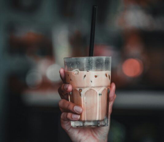 “냉커피 마시면 속이 싸해요”…초여름 ‘찬 음료 소화불량’ 주의보 full filled liquid drinking glass