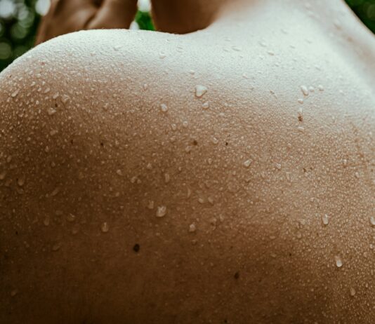 “조금만 걸어도 등에 땀이 흥건해요”… 초여름 ‘등땀 스트레스’는 냉감 루틴으로 a close up of a person's skin