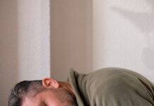 만성피로 증후군, 올바른 생활습관으로 극복하는 방법 A man is sleeping on the floor with his head on a laptop