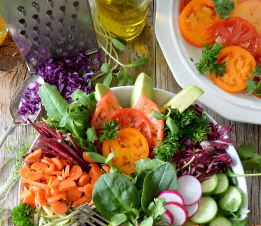 건강한 식단, 평생 건강을 지키는 첫걸음 close-up photo of vegetable salad