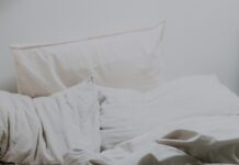 수면의 질을 높이는 실천적 방법 5가지 white pillows and bed comforter
