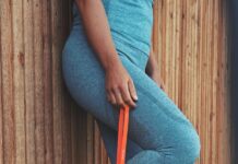 바쁘다는 핑계는 이제 그만! 10분의 기적, 운동 스낵 person in blue denim jeans and black and white nike sneakers