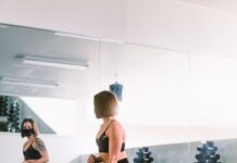 ‘근육 건강’이 미래 건강의 열쇠… 최신 트렌드와 실천 전략 woman in black sports bra and black leggings doing exercise