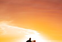 웰니스 문화, 일상에서 실천하는 작은 변화가 가져오는 큰 행복 a couple of people running on a beach at sunset