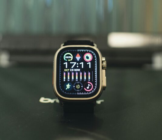 AI, 건강관리의 새로운 동반자… 일상 속 똑똑한 실천법 제안 a smart watch sitting on top of a table