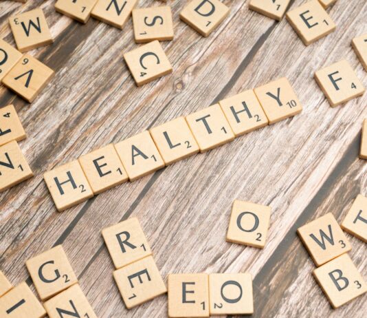 “정보 홍수 속에서 내 몸을 지키는 법”… 운동 정보의 선별 능력이 실력이다 scrabble tiles spelling out the word healthy on a wooden surface