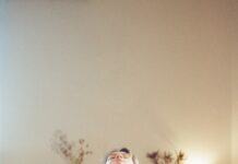 일상 속 건강한 움직임, 필라테스 열풍… 바쁜 현대인을 위한 실천 팁 a woman is doing yoga on a mat