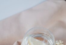 일상 속 웰니스 문화, 건강한 습관으로 자리잡다 clear glass jar with white liquid inside