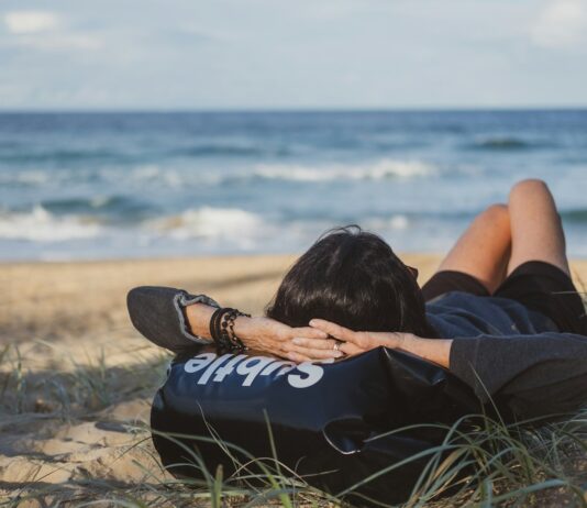 일상 속 스트레스, 건강하게 다스리는 실천법 ‘눈길’ woman lying on grass front of sea at daytime