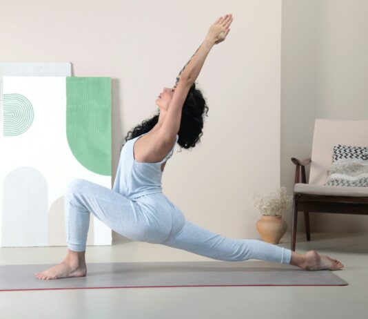 고관절 180도 가동 범위 만들기: 다리 찢기는 정말 가능할까? a woman doing a yoga pose in a room