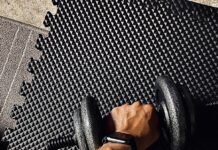 오운완(오늘 운동 완료)의 함정: 강박적인 운동이 내 몸을 망치고 있다면? person wearing black and white shirt holding black dumbbell