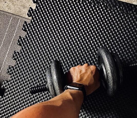 오운완(오늘 운동 완료)의 함정: 강박적인 운동이 내 몸을 망치고 있다면? person wearing black and white shirt holding black dumbbell