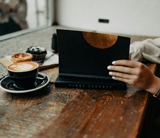 스마트폰 사용 줄이기, 건강을 지키는 작은 습관부터 시작해보세요 a woman sitting at a table using a laptop computer