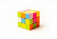 “뇌 건강, 일상에서 챙기자”… 작지만 꾸준한 실천이 가져오는 힘 a rubik cube on a white background