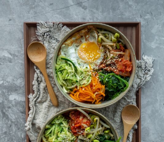 ‘지속 가능한 식단’, 건강 트렌드로 자리 잡다 brown wooden ladle and white ceramic bowl with soup