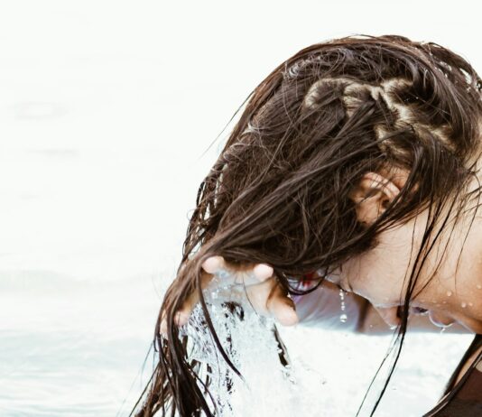 “건강한 헤어 루틴, 작은 변화로 큰 차이를” woman in body of water