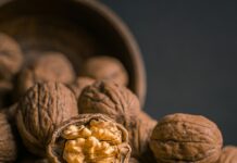 일상 속 뇌건강, 소소한 변화가 미래를 바꾼다 brown garlic on brown bowl