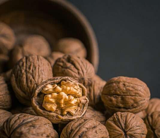 일상 속 뇌건강, 소소한 변화가 미래를 바꾼다 brown garlic on brown bowl