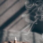 집에서 실천하는 대체요법, 건강한 일상 만들기의 새로운 트렌드 white smoke on brown wooden table