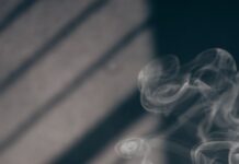 집에서 실천하는 대체요법, 건강한 일상 만들기의 새로운 트렌드 white smoke on brown wooden table
