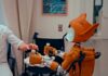 AI, 내 손안의 건강 파트너…일상 속 똑똑하게 챙기는 건강 관리법 Man gives robot bottles on a tray