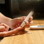 혈당 관리, 어렵지 않아요! 일상에서 실천하는 스마트 건강 팁 a person sitting at a table with a cell phone