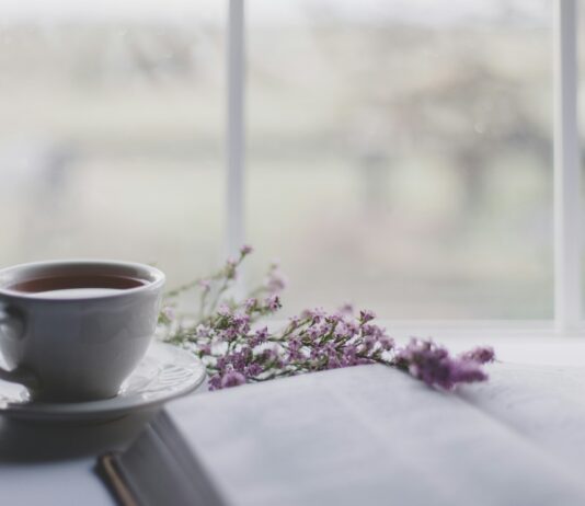 “마음부터 건강하게: 국내외 주목받는 ‘마음 챙김’ 트렌드와 일상 속 적용법” white ceramic teacup on white ceramic saucer on table
