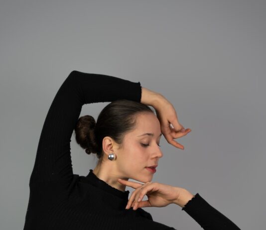 스마트폰 목 통증, “거북목” 예방 일상 속 실천법 주목 a woman in a black top is posing for a picture
